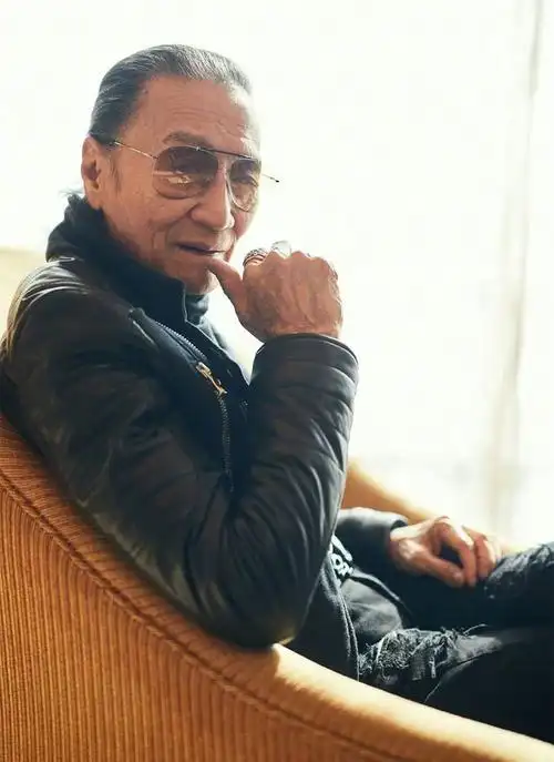 82岁谢贤摘下墨镜秒变慈祥老爷爷网友不戴墨镜真看不习惯