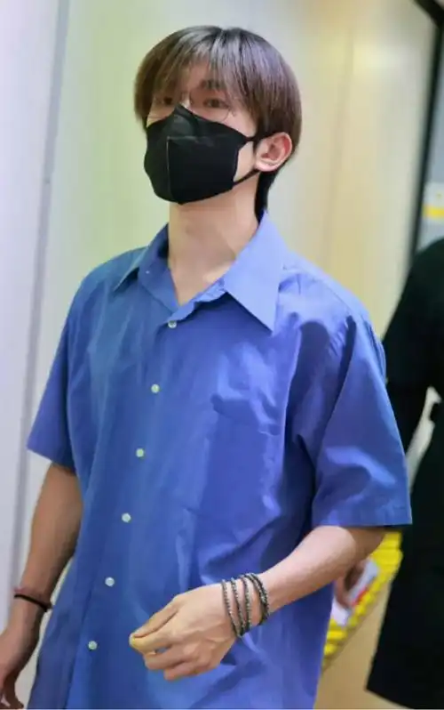 易烊千玺机场现身蓝色衬衫清爽帅气头发顺滑可爱