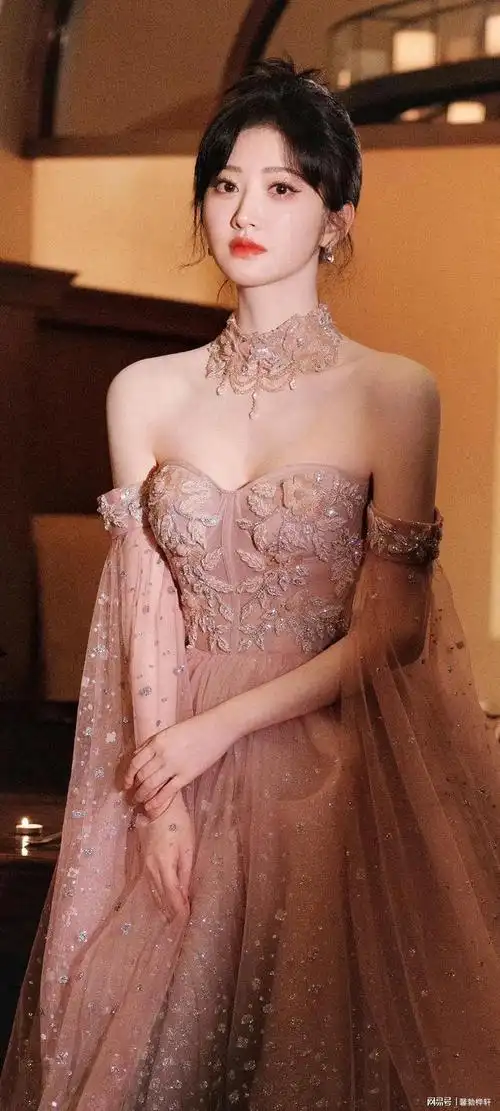 璀璨闪耀景甜穿着淡粉闪钻纱裙闪亮登场将助阵大湾区音乐汇