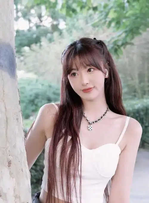 孔雪儿穿着白色吊带秀小蛮腰曼妙身材太性感美艳