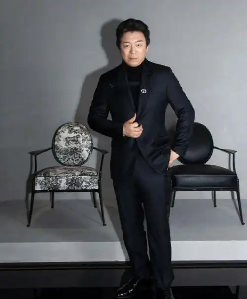 黄渤现身上海时尚活动,帅气亮相黑色毛衣与西装搭配