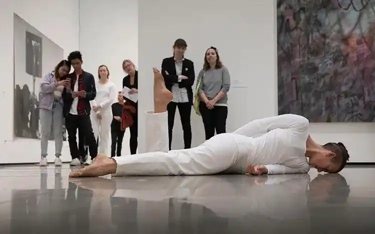 收藏行为艺术把烟雾留在口袋里