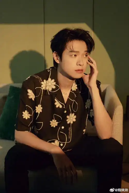 魏大勋大学毕业照#中戏科班毕业的好演员魏大勋,可爱的大勋花,一侄技