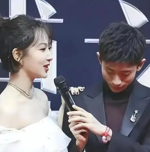 近日,一则惊天动地的大瓜在娱乐圈悄然发酵,其中牵涉到张一山的官宣