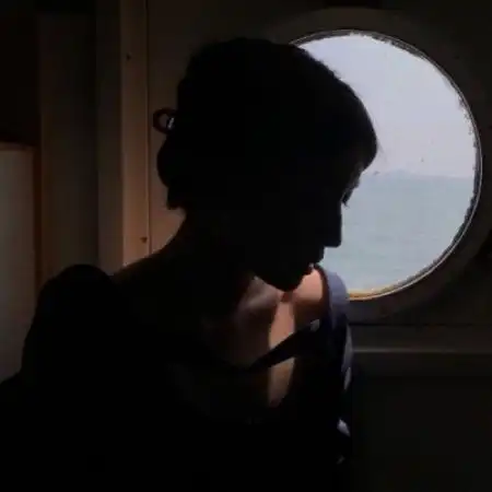 失恋头像女生其实有的人失恋了也是开心的