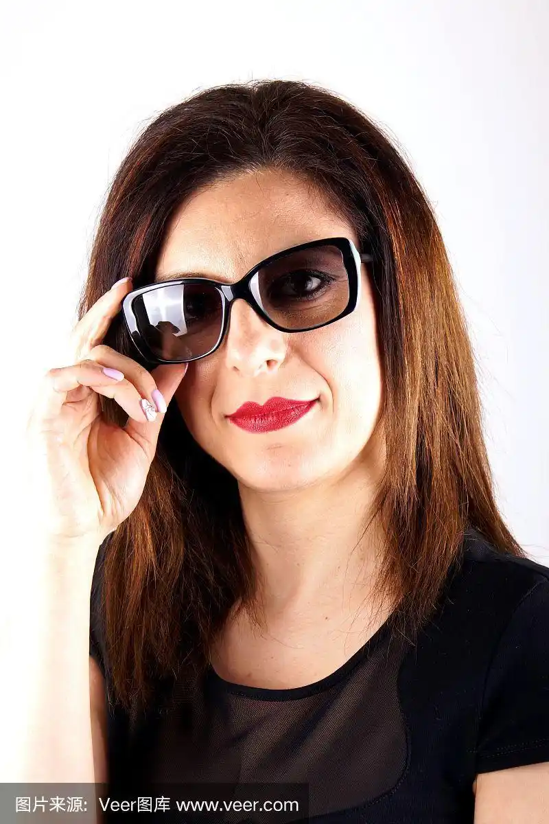 一个戴墨镜的女人的照片