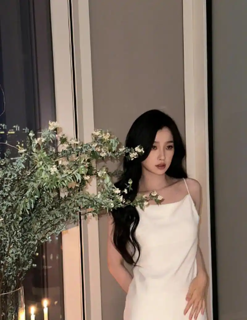 虞书欣穿白色吊带好纯欲