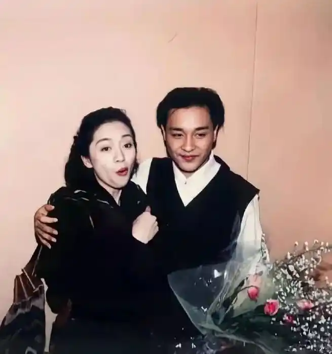 1989年张国荣告别演唱会后台梅艳芳探班