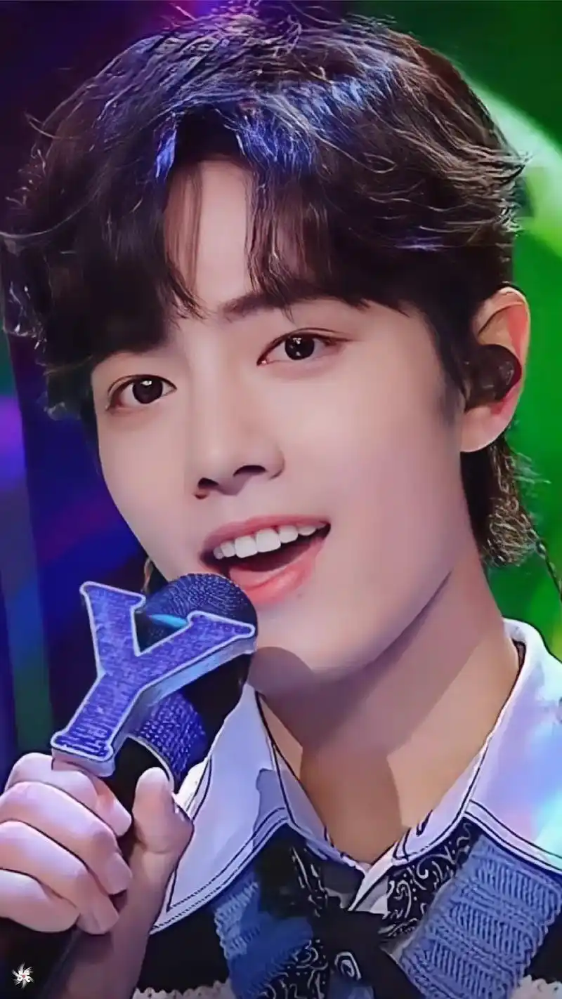 《被风吹过的夏天》,是肖战icon在《我们的歌》第一季舞台上 - 抖音