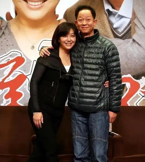 53岁田小洁露面头发花白老了好多和江珊女儿逛街颜值抢镜