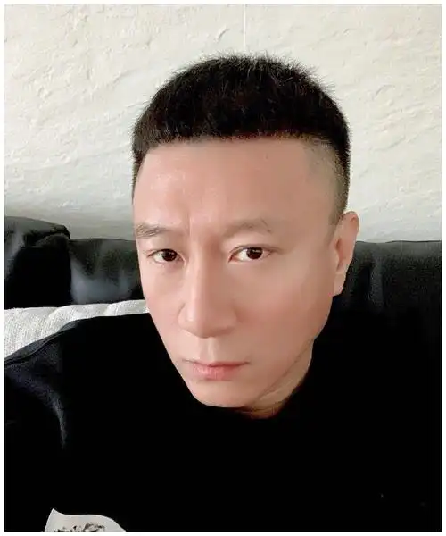 孙红雷网晒自拍照,栗子头发型吸睛,被粉丝吐槽美颜太过了