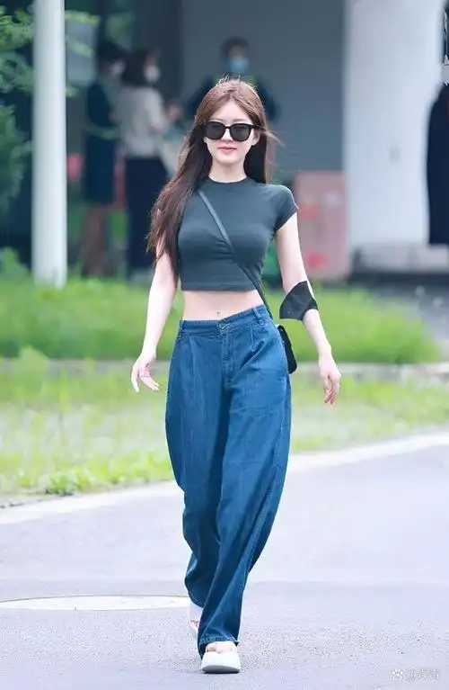 赵露思夏季穿搭秀a4腰和好身材