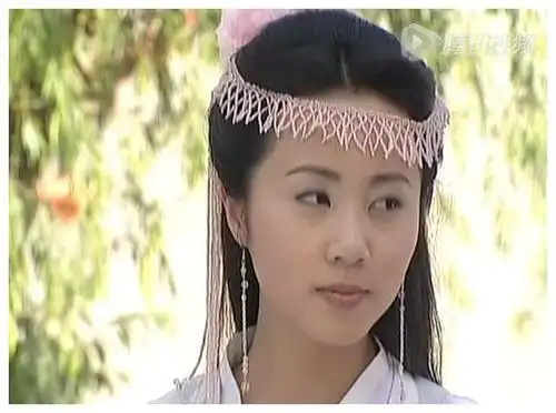 孙莉年轻时扮演金牡丹,9个扮相惊艳了时光,串珠网状额饰真漂亮