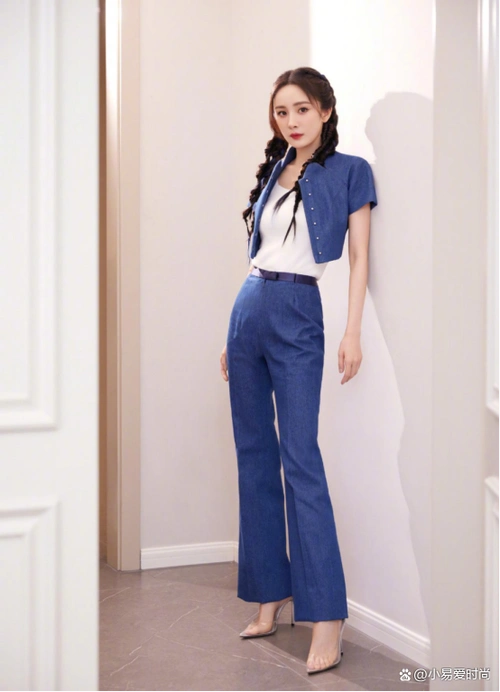 如何穿出夏季的清爽蓝调风格?看杨幂的清爽穿搭,简单而又舒适的
