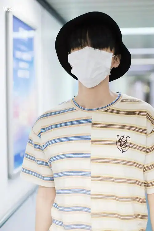 王俊凯今日机场出发返图,条纹上衣渔夫帽清新休闲