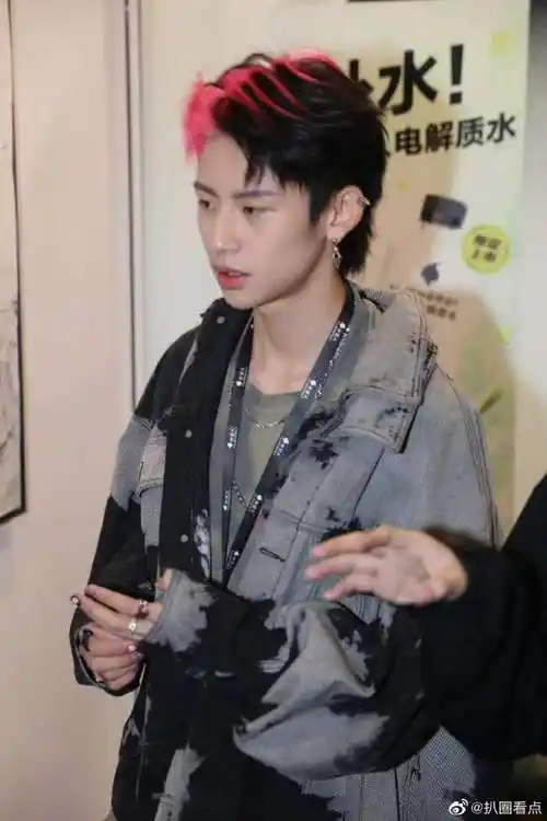 小鬼生图有多绝##他的颜值真的绝,非常耐看啊,红色头发都能掌控,阎档