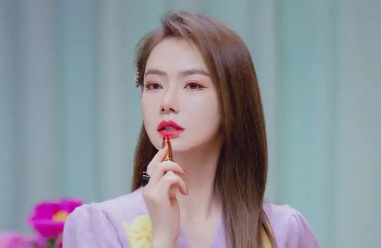 就是这么豪横,戚薇承认割双眼皮,上装必须是全套的