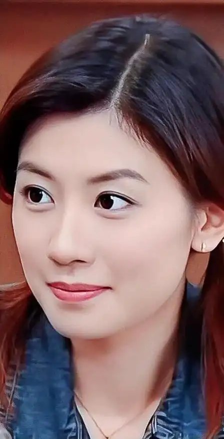 她的脸型偏方,但是又有点圆.加上其他的地方都很标志.