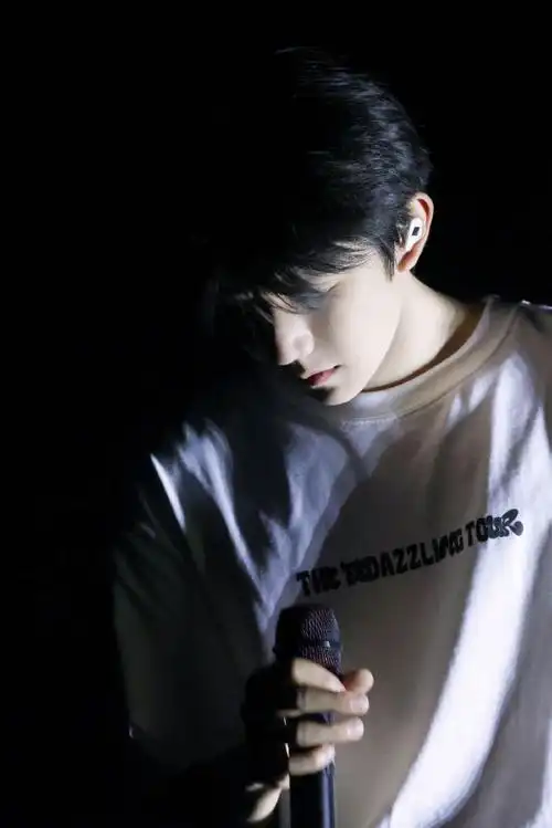 王源有多爱穿白t