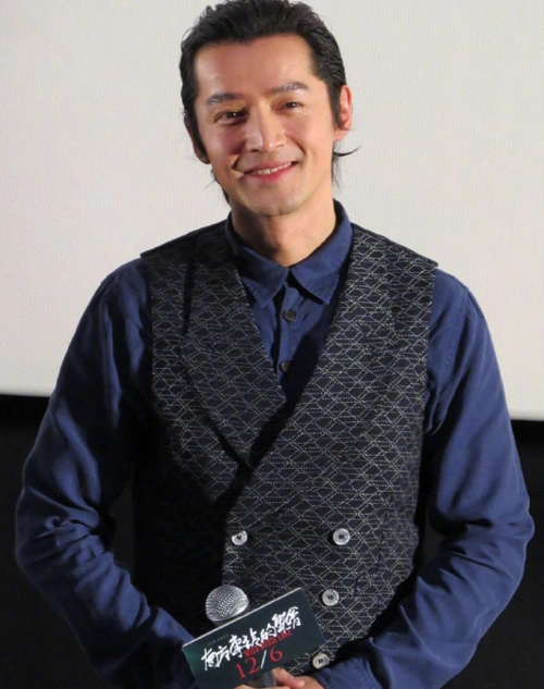 原创胡歌近照曝光车库穿人字拖还喝酒邋里邋遢表情极为搞笑