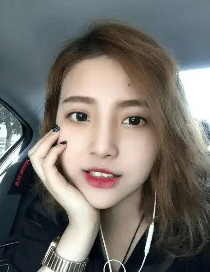 直男求教为啥看着长相普通的女生在朋友圈都那么美