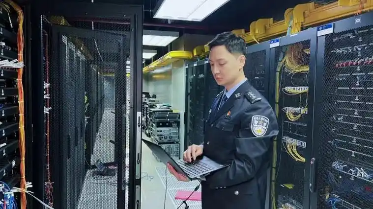 "最美警察"网警张硕:"行走的飞蛾"扑向发光的职业-千龙网·中国首都网