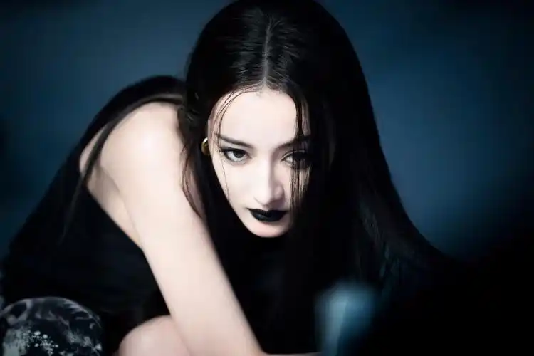 迪丽热巴暗黑骑士杂志封面3套迪奥高定黑唇魔女妆好霸气