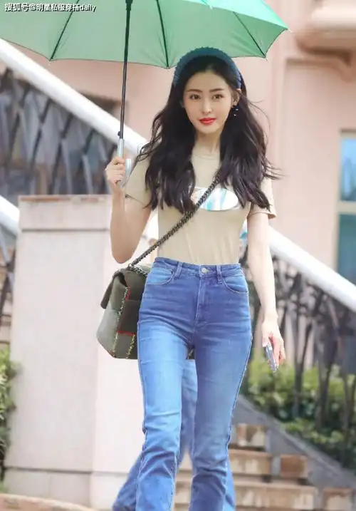 原创张天爱走秀现场身材100分穿红色抹胸裙大波浪美得像换了个人