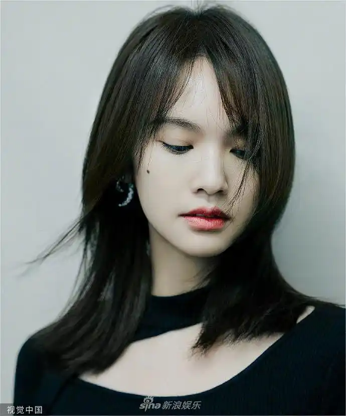 组图:杨丞琳分享新发型写真照 一头黑色中长发利落冻龄