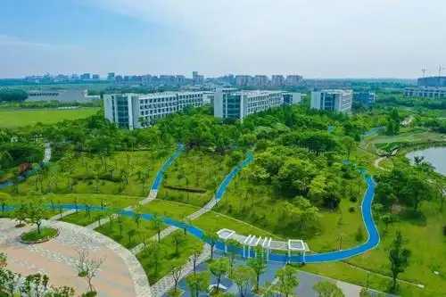 一个熟悉又新鲜的夏日海大吧全景式俯瞰让我们跟随航拍镜头增添了几分