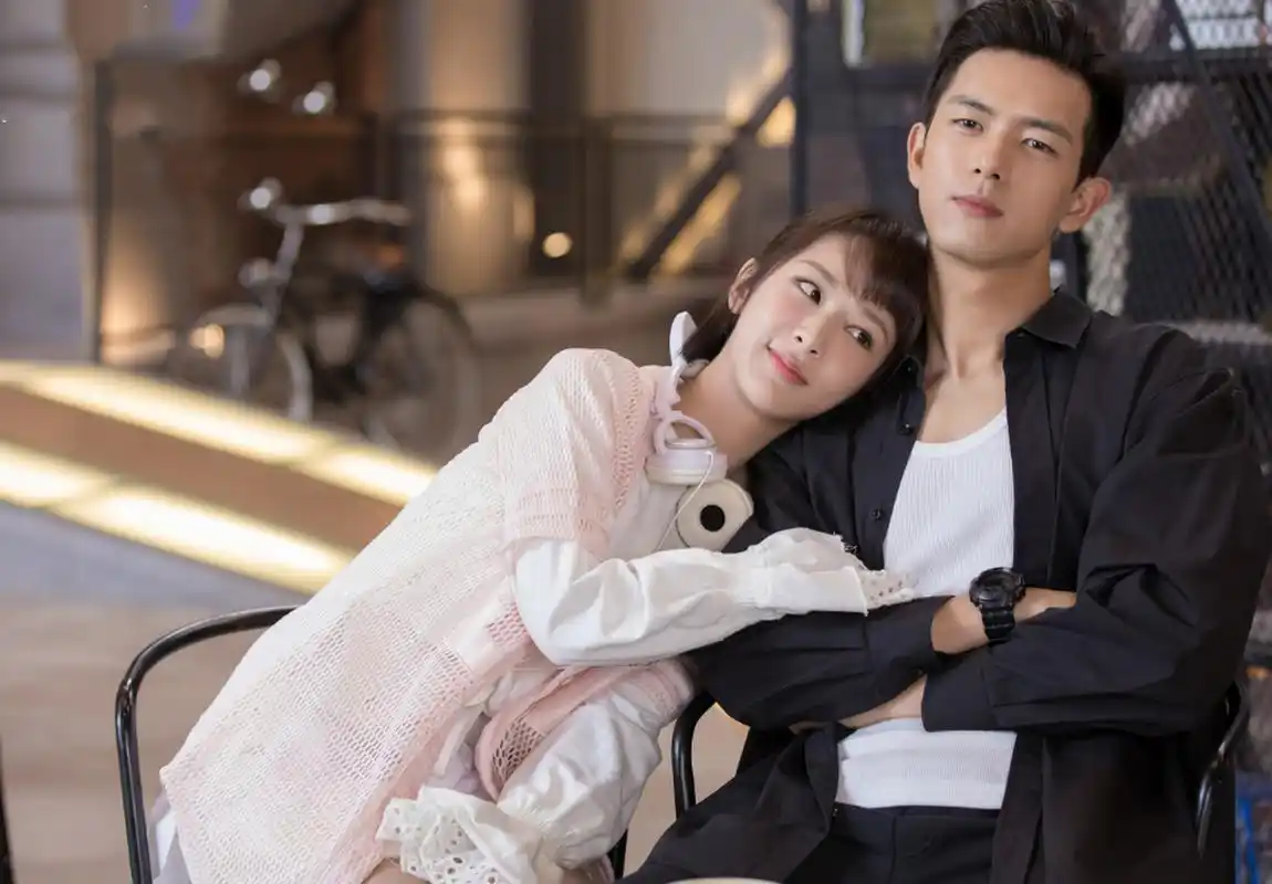 杨紫和李现在跨年夜的合照引发了热议,让人回忆起五年前《亲爱的,热爱