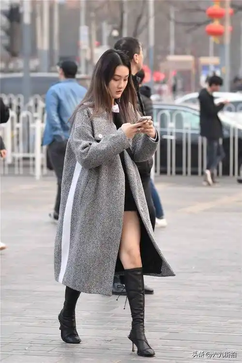 长靴搭配凉鞋,这样的风格很特别,搭配灰色的呢子大衣_美女_感觉_黑色