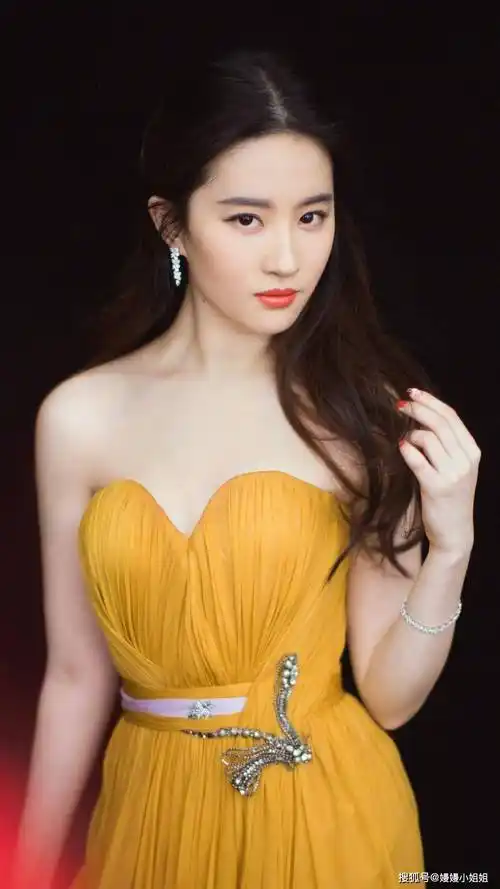 刘亦菲越来越大胆了,神仙颜值饱满身材!_设计_被誉为_精神