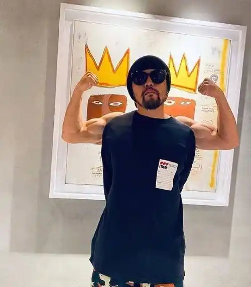 41岁周杰伦变"周三岁"!