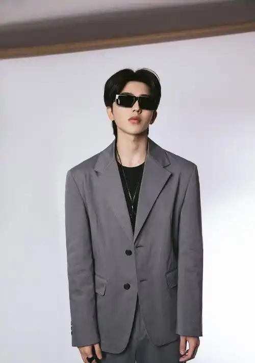 蔡徐坤西装墨镜照上热搜,网友:妥妥的霸道总裁既视感_身材_时尚_照片