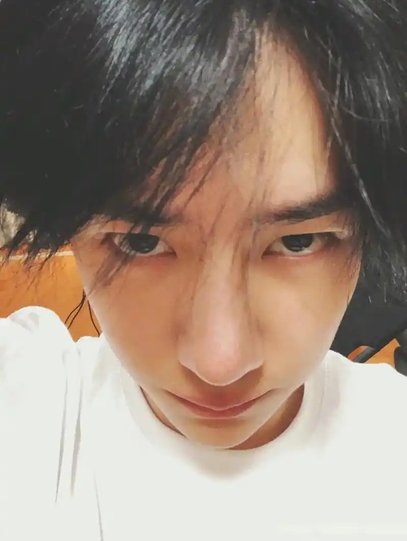 以前你也很喜欢发自拍的王一博