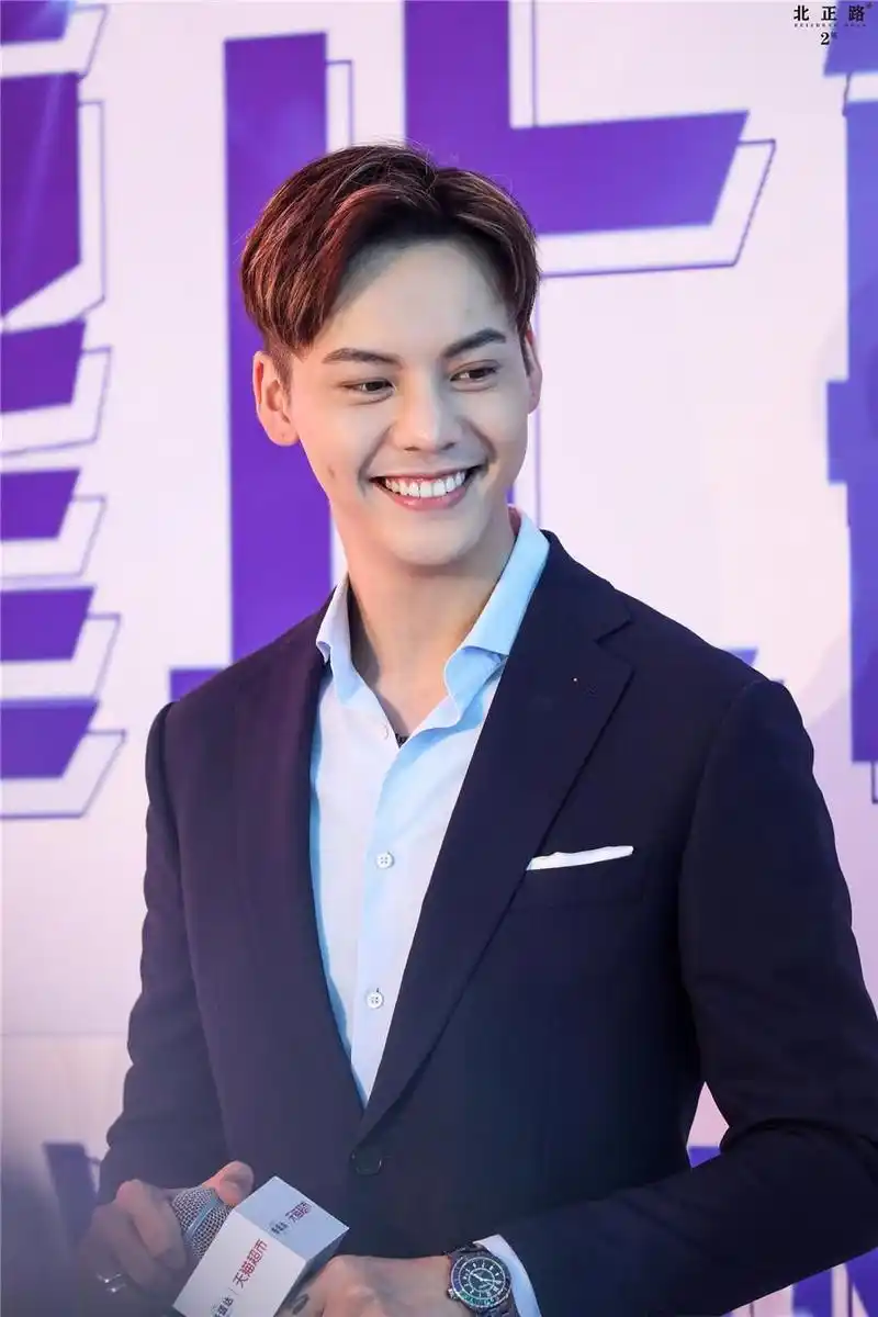 陈伟霆帅气亮相揭秘西装的正确穿搭