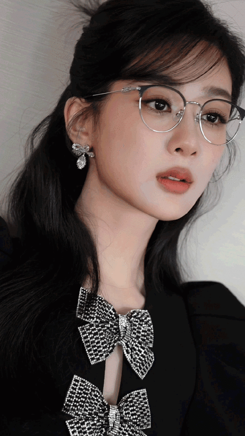 杨紫斜刘海黑框眼镜