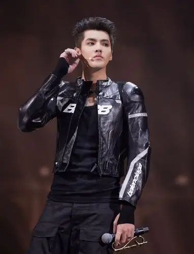 #中国新说唱##吴亦凡亮黑赛车皮衣##吴亦凡中国新说唱#