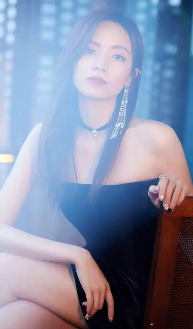 刘惜君高清时尚美图壁纸收藏分享,喜欢的小伙伴可以收藏转发评论