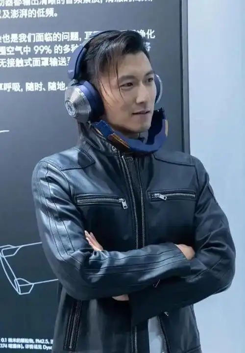 谢霆锋现身上海参加活动全程凹造型摆出各种姿势让媒体拍照