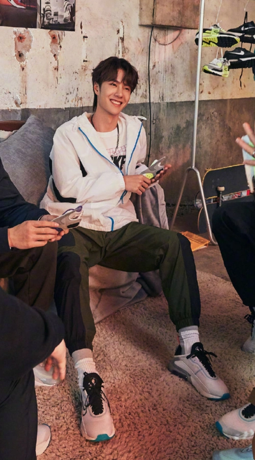 王一博的"糖果耐克"鞋火了,穿上后腿长得要命,男生一定得盘它