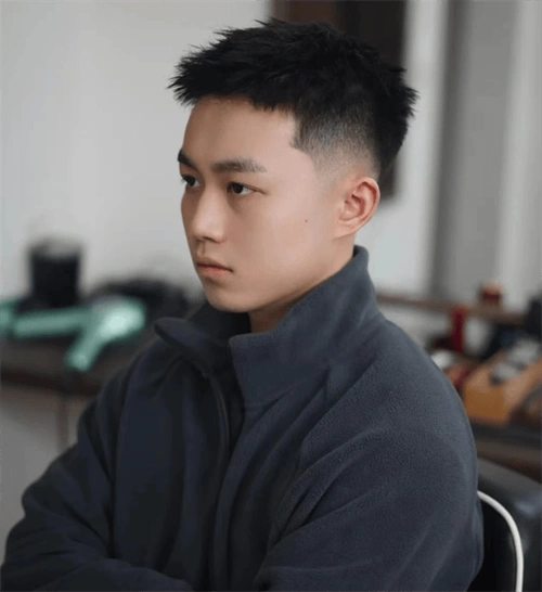 流行的男生短发推荐帅气时髦的前刺发型简单自然又大气