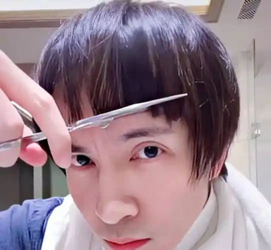 宅在家里39天,蔡徐坤鹿晗留起了胡子,薛之谦井柏然变杀马特_化妆_胡须