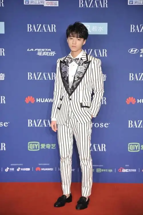 王俊凯现身春晚彩排现场,白色羽绒服配西装裤,高挑身材太吸睛