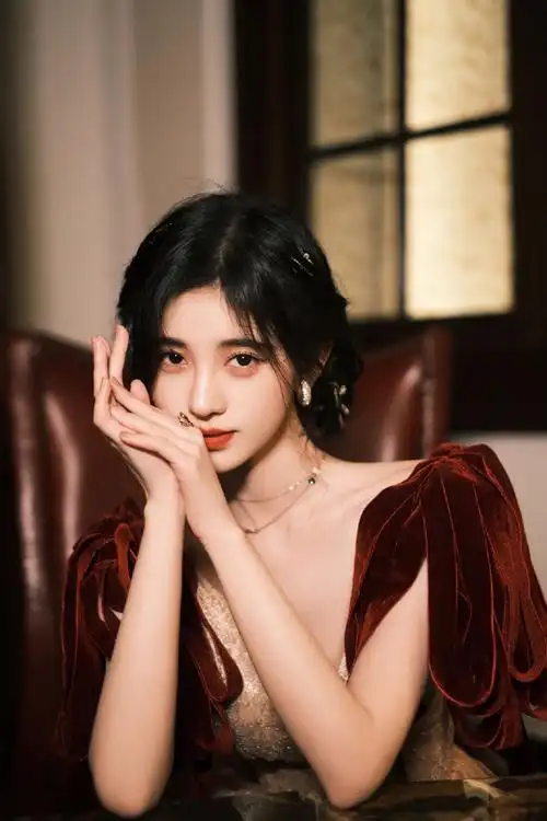 鞠婧祎白玉兰新剧见面会造型