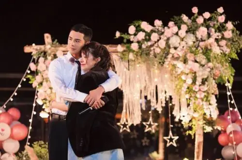 姜潮跪地深情告白求婚 麦迪娜挺大肚二人甜蜜相拥