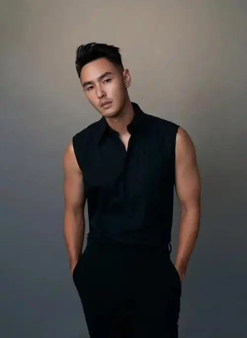 尤其他这一头简洁,利落的寸头不仅凸显了他硬朗的面部轮廓,还增添了几