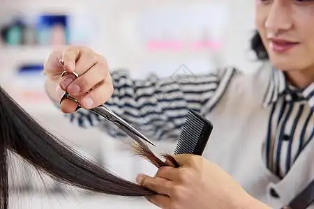 整形沙龙理发师给女顾客修剪头发特写背景