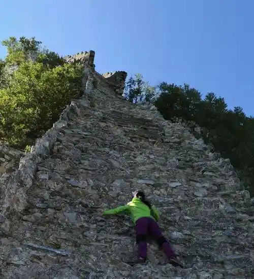 箭扣长城位于北京怀柔西北30公里的八道河乡,因其是沿山势蜿蜒而建呈w